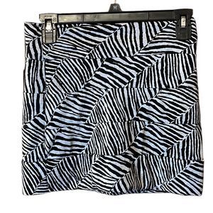 BLACK & WHITE ZEBRA STRIPE MINI SKIRT IN SIZE MEDIUM EUC